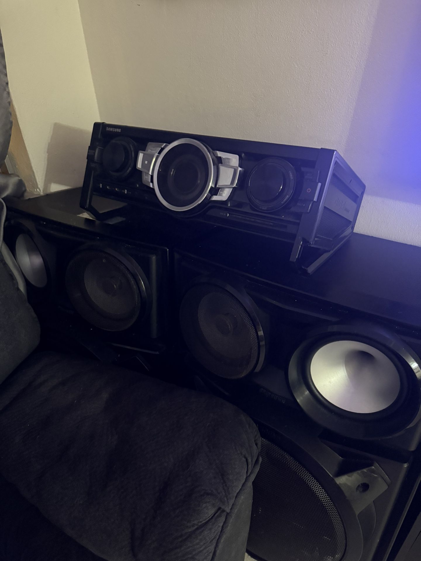 Samsun Hi-Fi Sound System.