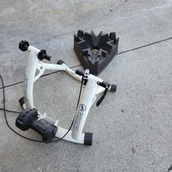 Giant Trainer And Cyclops Wheel Stand