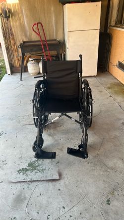 Una silla de ruedas, nueve cita con los dos cojines gratis, nuevecitos en muy buenas condiciones muy bonita