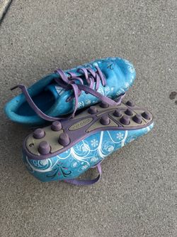 Kids soccer cleats size 1.5 like new.  Kids grew out too fast