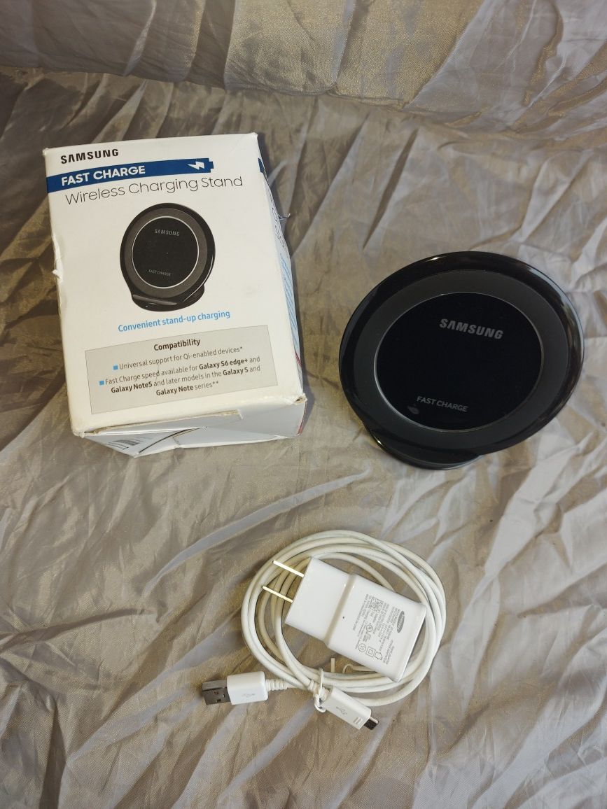 Samsung Adaptive Fast Charge Wireless Charging Stand with Built-in LED Light EP-NG930