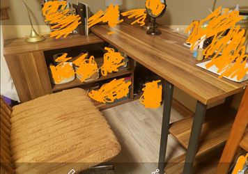 Desk with pivot function