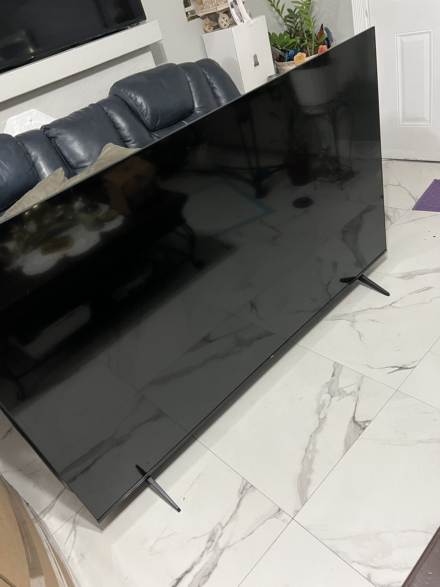 75 Inch Roku Tv. (cracked Screen.) 