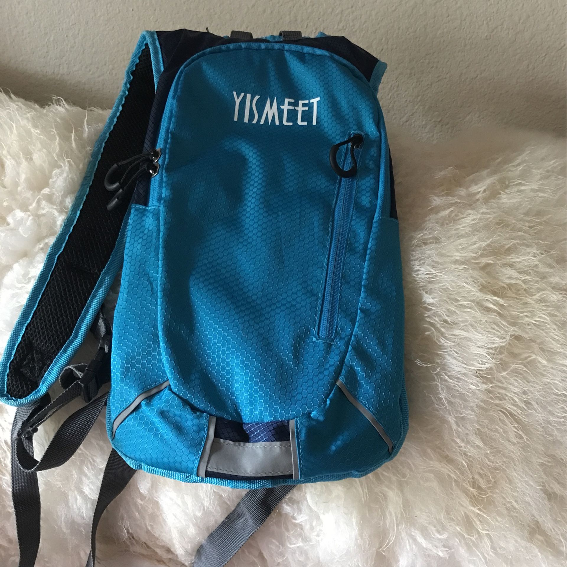 YISMEET Hydration Backpack Water Rucksack Bladder Bag Lightweight Pouch Packs  Not Incluido The Plastic Bag Open Box