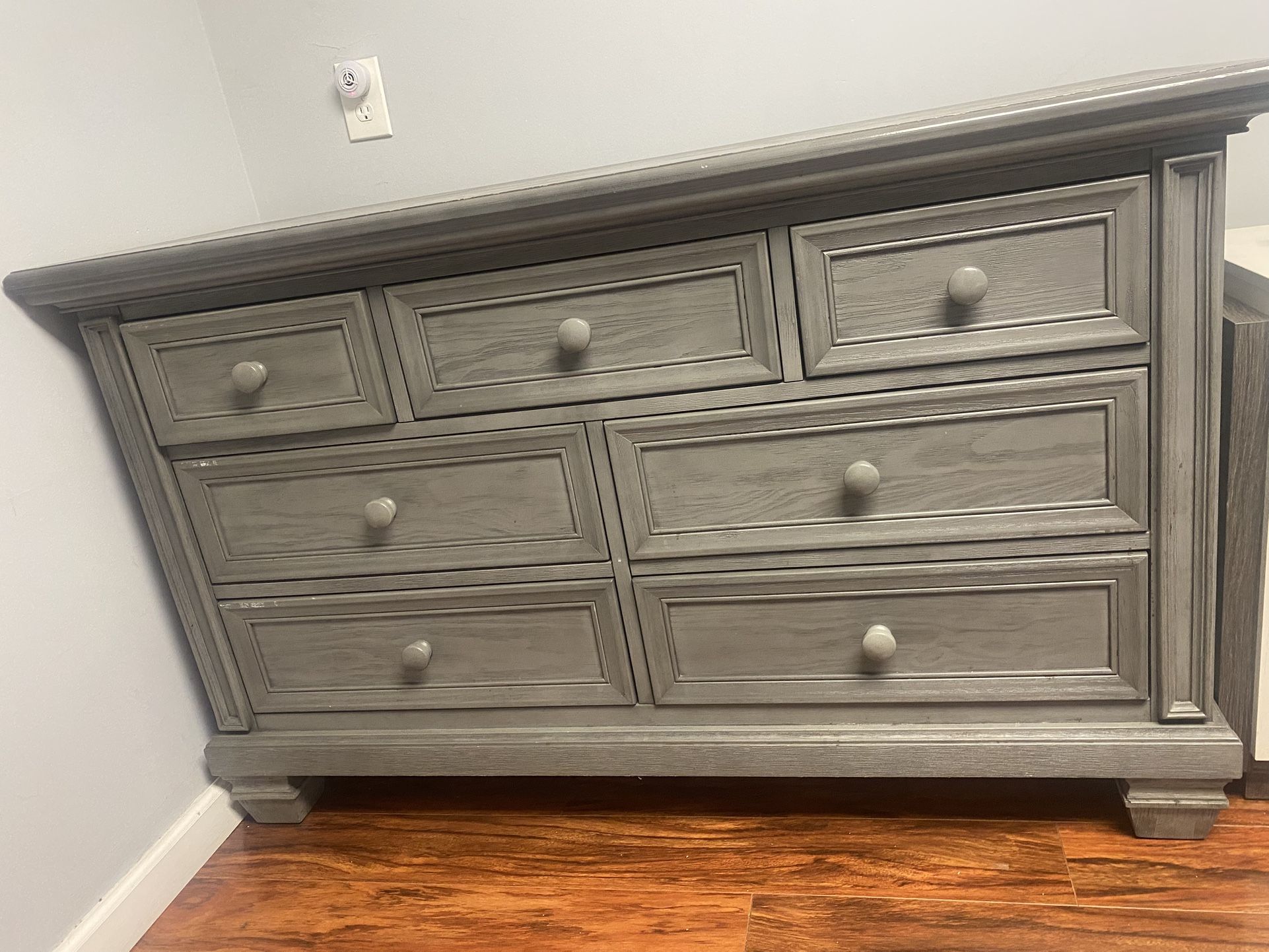 GREY SOLID WOODEN 7-DRAWER DRESSER 
