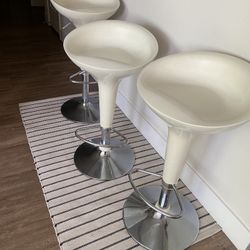 Bar Stool: Height Adjustable & Rotates 