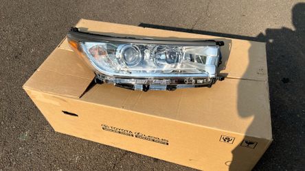 OEM  2017-2019 Toyota Highlander (LE & XLE TRIM) Right Side Headlight Assembly (Passenger RH) - Minor Flaw
