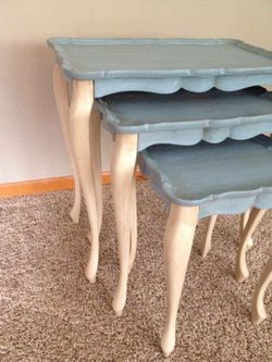 Nesting table set