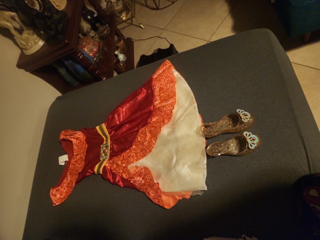 Princess ELENA 4/6T GOOD CONDITOON NO RIPS