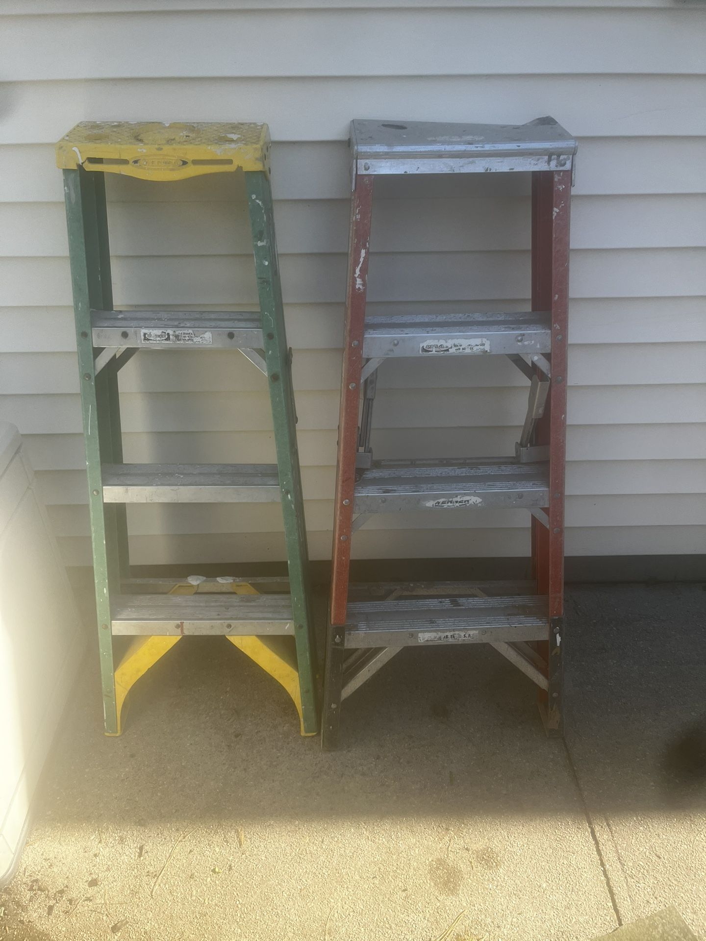 4 Foot Ladders 20 $ Only Orange One Left