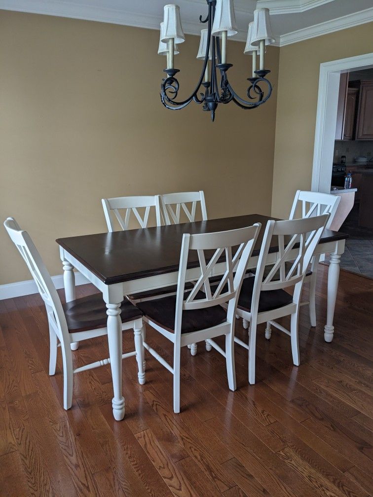Farmhouse 7‑Piece Dining Set – White Turned‑Leg Table & 6 Chairs, Minor Stain, Excellent Condition