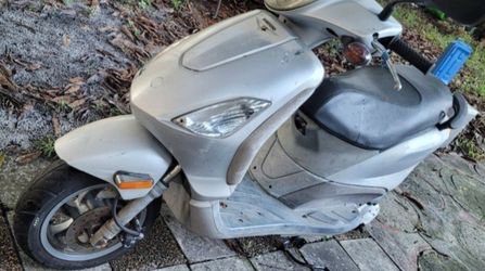 2008 piaggio ITALY 2008 50 cc Fly  model only 7000 miles is parking from last months need clean carburetor battery  450   FIRM also good engine low mi