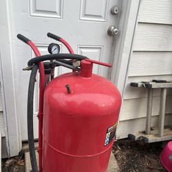 Pressurized abrasive blaster