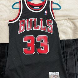Chicago Bulls all Black Scottie P Jersey (size Men’s Small) 