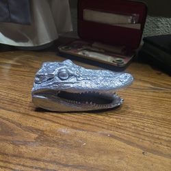 ALLIGATOR 
