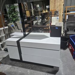 Beautiful Marbel Dresser With Mirror 