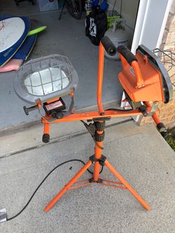Twin head work light with tripod