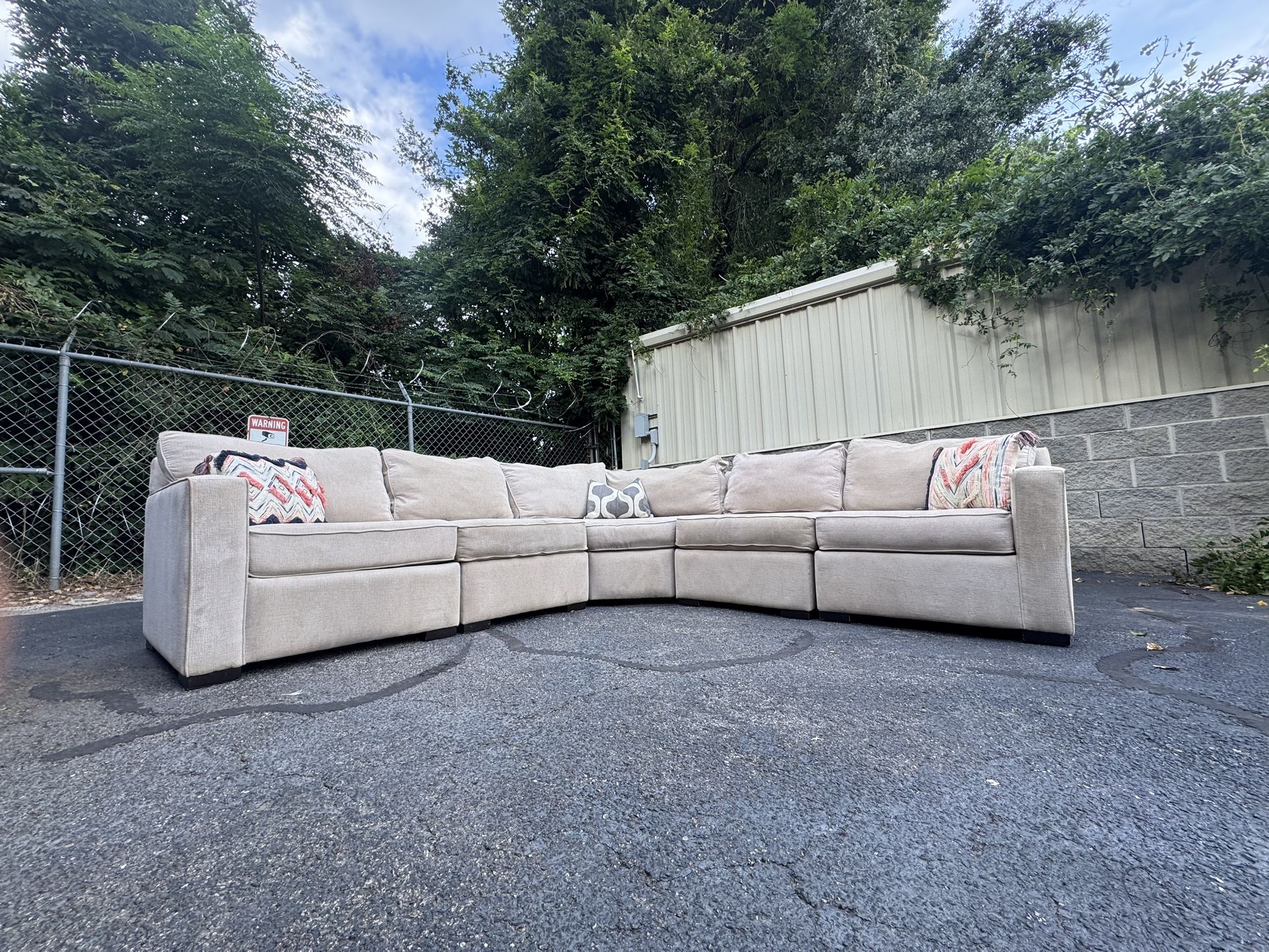 Macys Radley Sectional ( Delivery Offered ! )