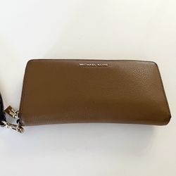 Michael Kors Jet Set Large Zip Around Leather Wristlet Wallet  Color-Luggage