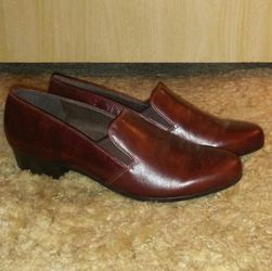 Brand New with Tags Munro American Whiskey Colored Shoes!