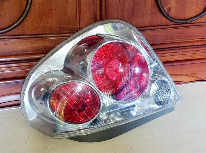 Nissan Altima Rear Right Passenger Side Tail Lamp