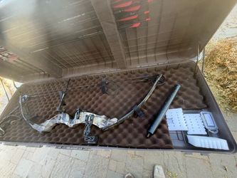 Compound Bow with Hard Case and Accessories
