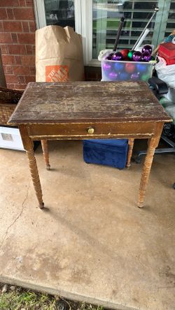 Very used writing or sewing desk.