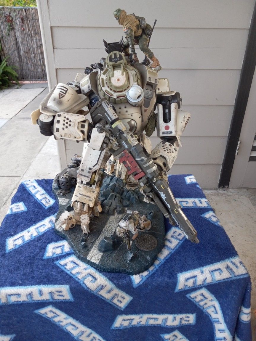 Titanfall Collector's Edition Statue - Limited Edition w/working lights Xbox oNE