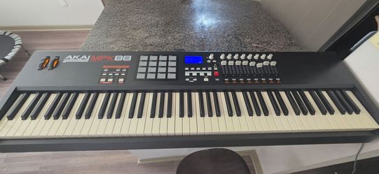 Akai Professional MPK88 Midi Controller