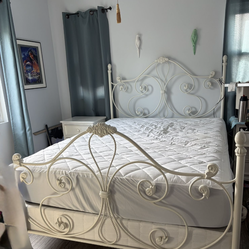 Queen size bed white