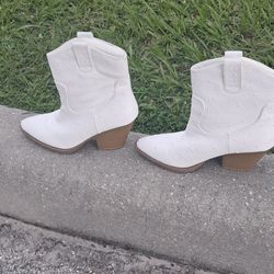 Size 8.5 White Pearl-Studded (Faux) Western Ankle Boots.