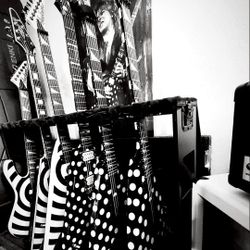 Gator GTRSTD6 Guitar Case Stand, Holds 6 Guitars