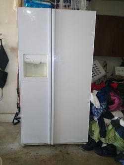 GE Refrigerator, Works Great