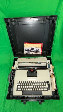 Vintage Olivetti Lexikon 82 Typewriter 1976 with Original case. [[Works Perfectly ]
