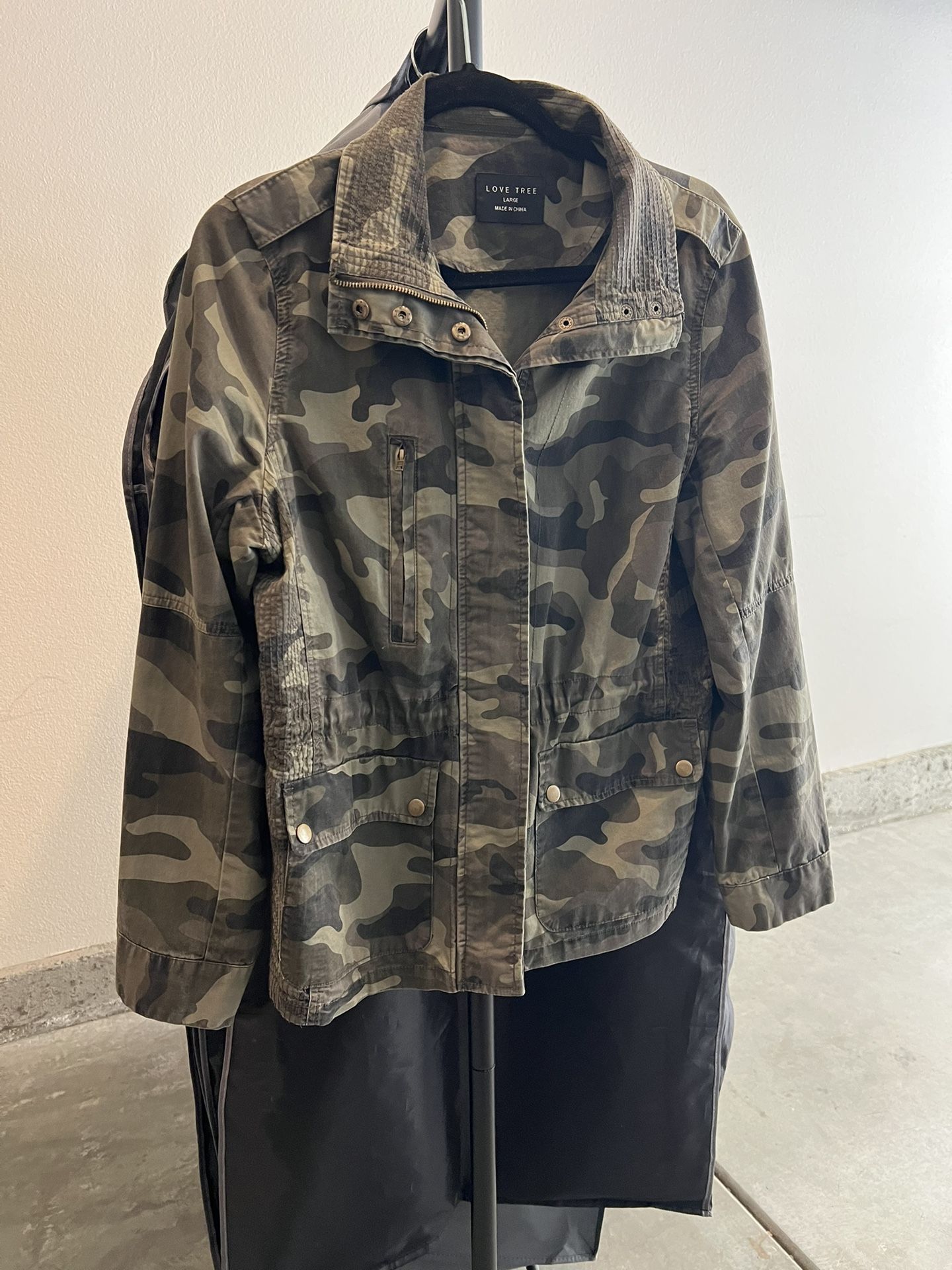 Women’s Large Camo Lightweight Jacket