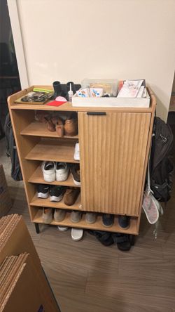 FREE SHOE DRESSER