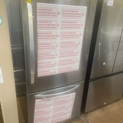 Refrigerator LG bottom freezer with ice maker