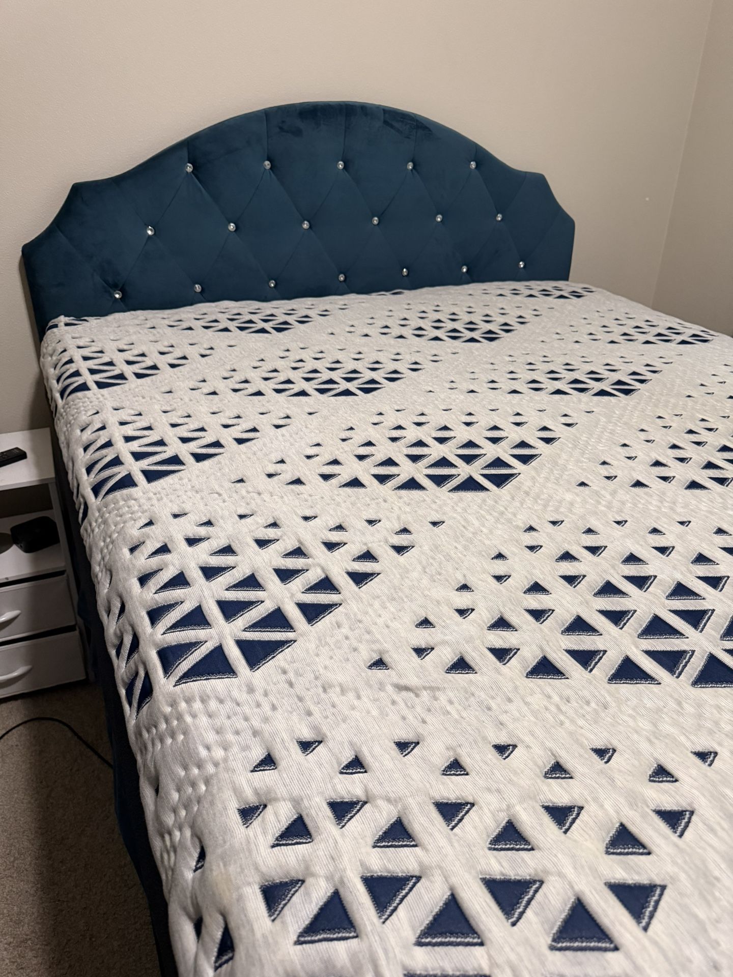 Complete Bed Set: Sealy’s Sleepy’s Hybrid Mattress + Frame + Headboard (Queen Size)