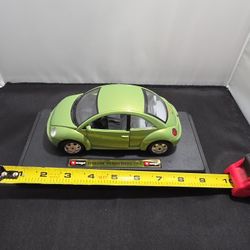 Bburago 1:18 Scale 1998 Volkswagen New Beetle Diecast Car Green w/ Base (K)