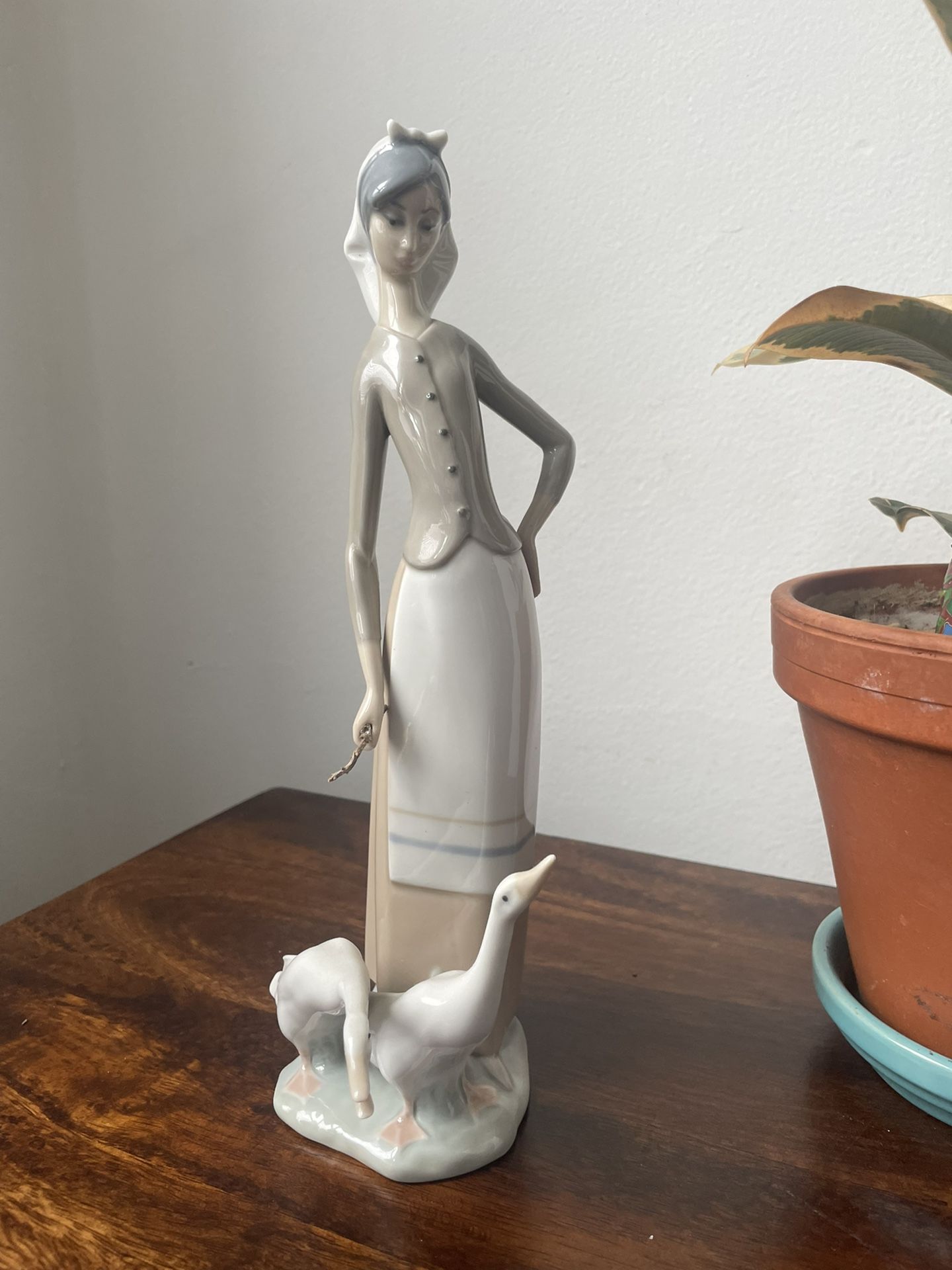 Lladro collectible figurine "Girl leading geese"
