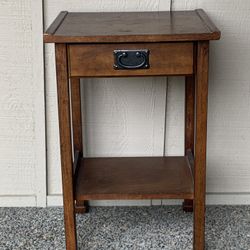 Antique-Style Wooden Side Table with Drawer & Shelf – Sturdy & Charming!