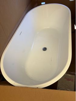 Freestanding soaker bathtub