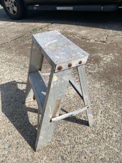 Folding step ladder