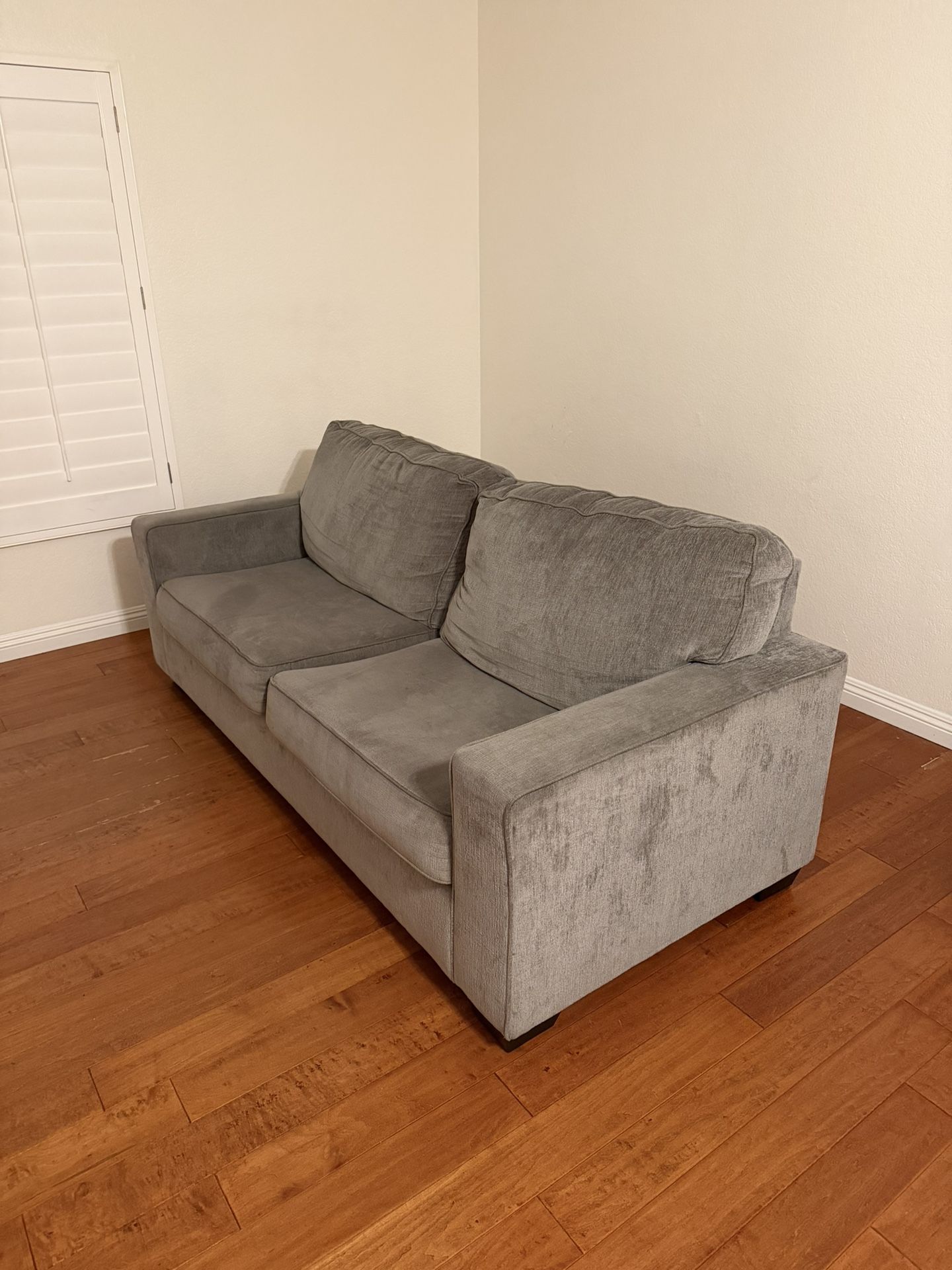 π Super Comfy Gray Couch β Ready for a New Home!