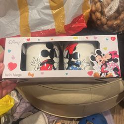 Brand New Twin Mugs Minnie Mickey 