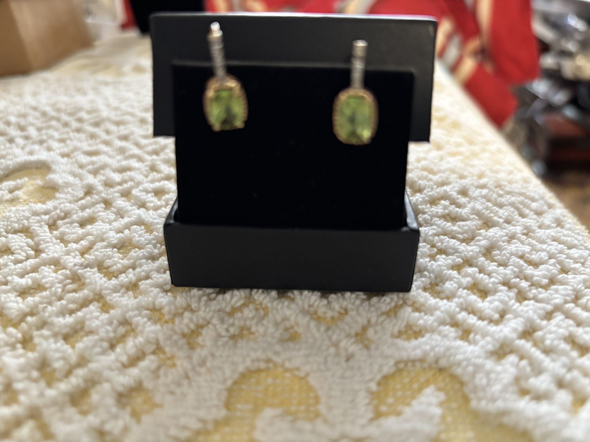 Gold Earrings With Cetrin   And Diamonds.