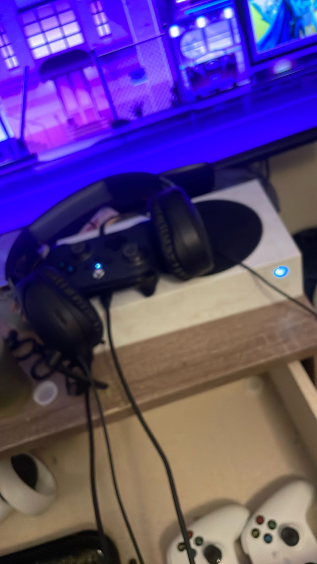 Xbox series S turtle Beach headset three controllers