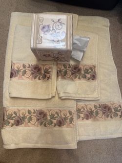 Croscill 4 towels + bathroom accessories