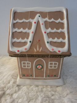 Holiday Time 57-Oz Gingerbread House Glazed Earthenware Ceramic Treat Jar with lid.
