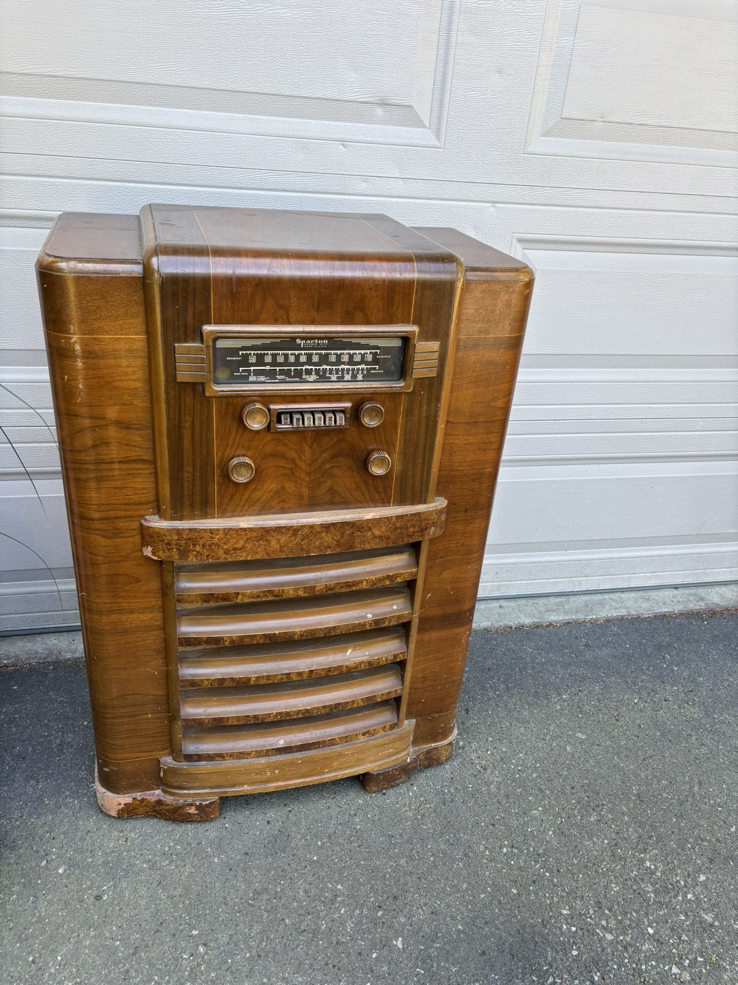 Antique Sparton Console Tube Radio